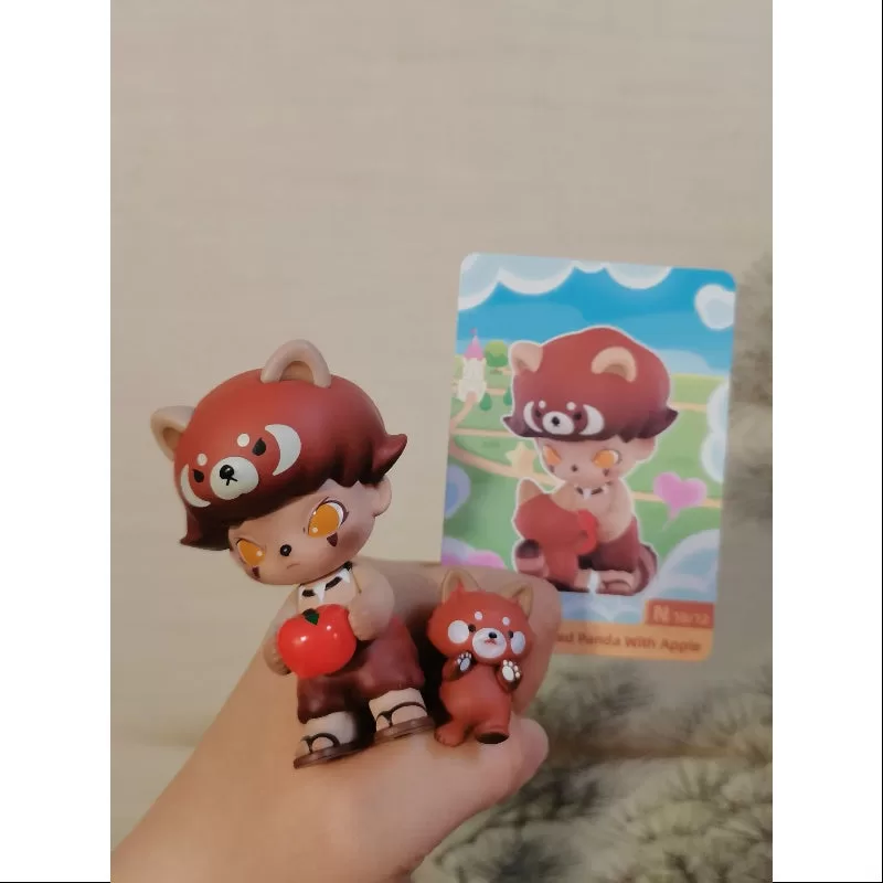 DIMOO Animal Kingdom Series Roter Panda mit Apfel