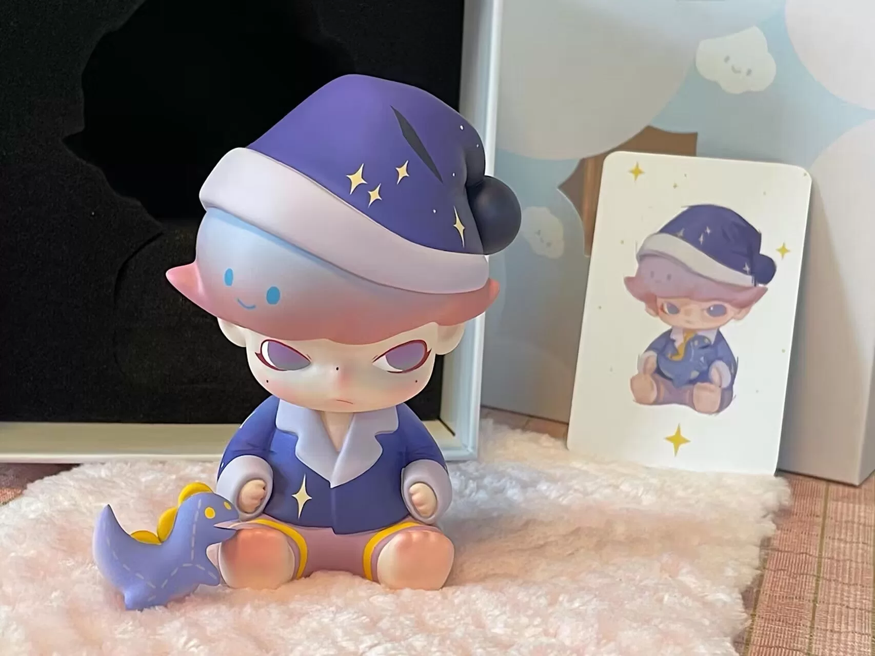 DIMOO Pyjamas Party Cuddle Dragon Special Version Limitierte Figur
